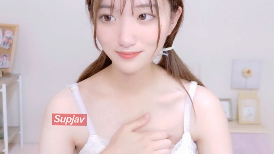 FC2PPV 4799244 A Fair-Skinned, Pure-Looking Girl With Black Hair Shows Off Her Bold Spread Legs.